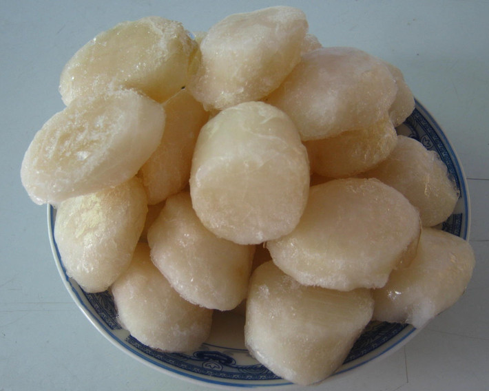 Phi thơm hành, rồi cho sò điệp vào xào khô. Trứng gà đem tách lòng trắng để riêng, trộn chung lòng đỏ với cơm. Phi thơm hành vào chảo, rồi cho cơm vào chiên lửa vừa. Ảnh: haisansachphanthiet.com.