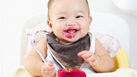 7. Vừa ăn vừa đánh son. Ảnh: Phunulife.vn.