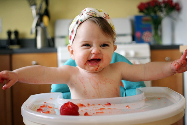 12. Em bé đáng yêu nhất về cách ăn của năm. Ảnh: family.fimela.com.