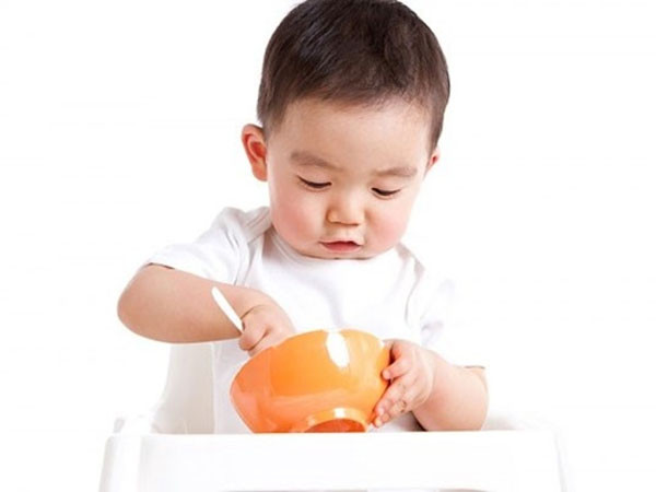 2. Bé phải cố gắng vét cho sạch mới thôi. Ảnh: gheanthongminh.blogspot.com.
