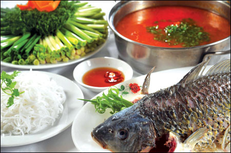 9. Cá trôi nấu lẩu: Cá trôi, đuôi heo, cà chua nấm rơm, gừng, hành, rau ăn lẩu bông súng, hoa lý, giá đậu, rau đắng rau thơm gia vị vừa đủ nấu lẩu nhúng rau ăn. Công dụng: Kiện tỳ ôn trung dưỡng thận, trị chứng sinh lý yếu, ăn kém, mệt mỏi. Ảnh: 7monan.com.