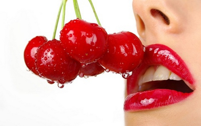 2. Cherry. Nguyên liệu làm son từ cherry gồm 6 trái cherry, 1 thìa cà phê sáp ong, 1 thìa cà phê vaseline, 1 viên vitamin E, lọ đựng son. Nghiền nát cherry lọc lấy nước. Vaseline và sáp ong bỏ vào lò vi sóng hoặc hấp cách thủy cho tan chảy, trộn tất cả các nguyên liệu trên vào cùng với nhau. Ảnh: Healthplus.
