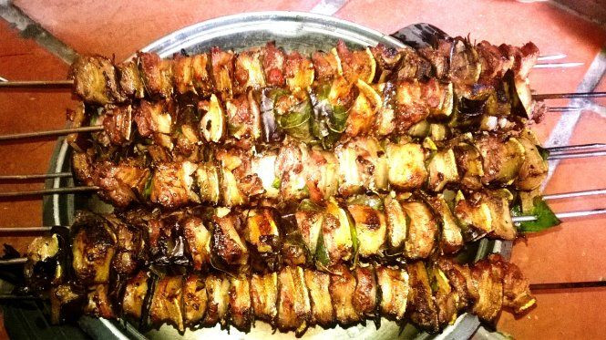 Làm thịt gác bếp và lạp xưởng: Nếu ai đã được thử món gác bếp và lạp xường Tây Bắc hẳn đã thấy có mùi vị đặc trưng và hấp dẫn. Người đồng bào sử dụng kết hợp giữa hai loại gia vị Tây Bắc: Hạt dổi và mắc khén để tẩm ướt khi làm thịt gác bếp và lạp xưởng. Ảnh: hatdoirung.com.vn.