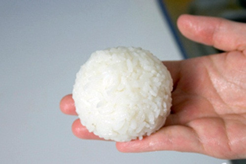 Dùng nắm cơm hoặc xôi nóng lăn lên vùng da bị lông sâu róm, cơm hoặc xôi nóng sẽ dính và nhổ lông sâu ra. Thông tin trong bài chỉ mang tính tham khảo, nếu trẻ có dấu hiệu bất thường sau khi bị côn trùng đốt, bạn nên đưa trẻ đến gặp bác sĩ. Ảnh: Cooky.vn.