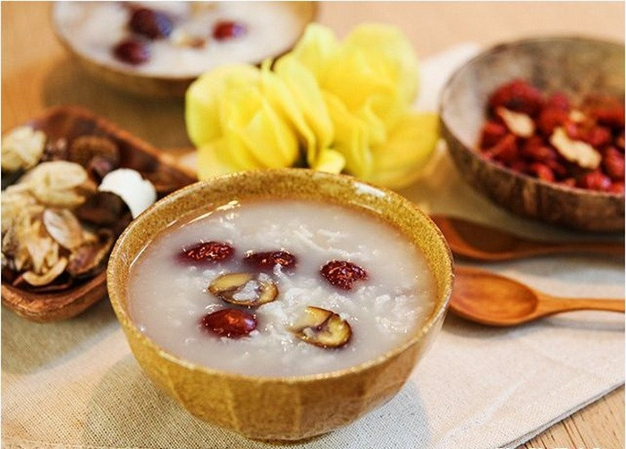 Chè sơn tra. Dùng 30g táo mèo, 100g nếp, đường phèn. Rửa sạch sơn tra cho vào nồi đất nấu, sắc lấy nước cốt. Nếp vo sạch, đổ nước vừa đủ, sau khi nấu sôi thì chuyển lửa nhỏ, ninh chè đến nhừ, lúc này nêm thêm nước cốt sơn tra, đường phèn, nấu tiếp 5 phút thì hoàn tất. Ảnh: Mentieuhoa.