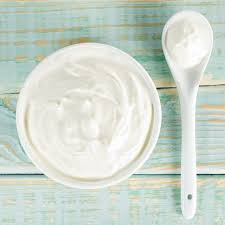 6. Kem sữa. Thành phần: Sữa tươi không đường, nước hoa hồng, dầu ô liu, Glycerine. Sữa tươi không đường, nước hoa hồng, dầu ô liu, Glycerine vào máy xay sinh tố xay nhuyễn. Sau đó lấy ra bỏ vào hũ nhỏ và cất trong ngăn lạnh dùng dần. Ảnh: homnayangi.vn.