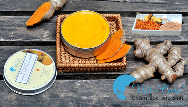 Tiếp đến thêm sữa chua, bột nghệ, nước cốt chanh, bột gỗ đàn hương và nghệ tây vào trộn đều. Sau đó chị em lấy ra hũ nhỏ và dùng hàng ngày. Kem này có thể sử dụng trong một tuần nếu bảo quản trong ngăn mát tủ lạnh. Ảnh: Cuahangtructuyen.vn.