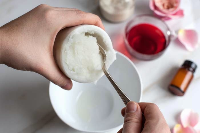 2. Kem hoa hồng. Cho dầu dừa, dầu hạnh nhân vào hấp cách thủy sau đó cho thêm nước hoa hồng và glycerine vào trộn đều. Sau đó lấy ra để nguội và cho vào hũ dùng hàng ngày trước khi đi ngủ. Ảnh: thaomoc.com.vn.