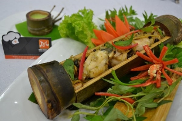 Dùng lá chuối đậy kín ống tre sau đó cột chặt lại. Đặt ống tre lên than củi hồng để nướng, khi nướng nhớ xoay đều ống tre. Thưởng thức cùng muối tiêu chanh và rau răm. Ảnh: danang.huongnghiepaau.com.