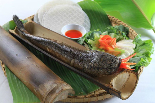 Tách ống tre ra làm đôi, vẫn để cá trên nửa ống tre rồi cho ra đĩa bày cùng bánh tráng, bún và các loại rau ăn sống đã làm sạch chấm với mắm nêm đã pha. Ảnh: 7monngonmoingay.info.