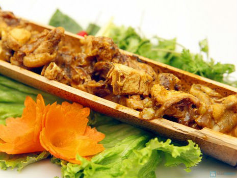 Sau đó cho gà vào ống tre hấp khoảng 30 phút. Cuối cùng là đem ống tre ra nướng cho đến khi gà dậy mùi thơm là được. Ảnh: BepGiaDinh.com.