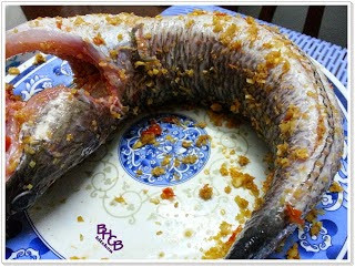 Các lóc rửa sạch, ướp cá với hạt nêm, hạt tiêu, hành tím băm nhỏ 30 phút. Ống tre để hở một đầu rồi luồn cá vào ống, lấy giấy bạc bịt 2 đầu miệng lại đem cá nướng trên than củi, nướng nhỏ lửa và thường xuyên lăn ống tre cho cá chín kĩ và đều. Ảnh: vaobepcungban.org.
