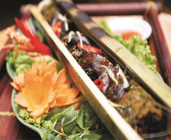 Lần lượt nhồi lươn vào ống tre và nướng trên bếp than củi cho đến khi lươn chín là được. Khi ăn dùng dao tách ống tre ra làm đôi. Ăn lươn nướng kèm với bún và nước mắm pha. Ảnh: monngonmoingay.joomla.com.