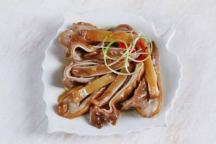 Vớt dạ dày ra để nguội và mổ dạ dày lấy những vị thuốc ở trong ra sấy khô, nghiền thành bột và cho vào lọ dùng dần. Phần dạ dày thái ăn , nước luộc chia làm 4-6 lần để uống. Bột mỗi ngày uống 2 lần, mỗi lần 5g với nước ấm. Bài thuốc không những tốt cho người đau dạ dày mà còn có tác dụng ôn trung trừ hàn, trừ phong thấp. Ảnh: Yeutre.