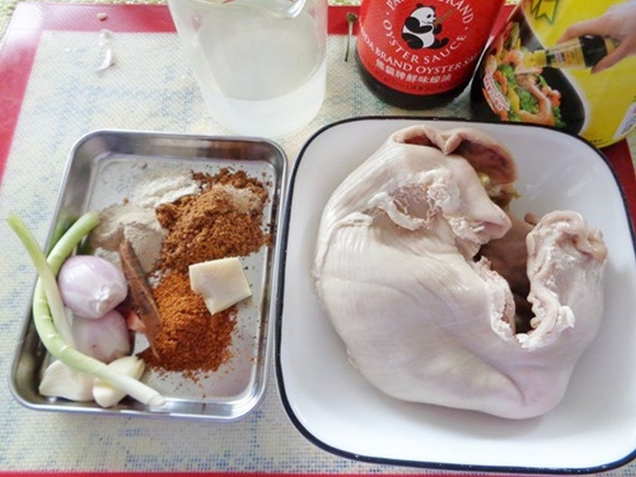 7. Dạ dày, gạo tẻ, bạch truật. Dạ dày lợn 1 cái, bạch truật 30g, gừng tươi 10g, gạo tẻ 100g, các gia vị thích dùng. Dạ dày lợn rửa sạch thái miếng, bạch truật và gừng tươi rửa sạch, thái miếng sắc kỹ lấy nước rồi ninh cùng với gạo và dạ dày lợn thành cháo, khi được chế đủ gia vị, chia ăn vài lần trong ngày. Bài thuốc dành cho những người bị viêm dạ dày mãn tính. Ảnh: Wru. (Thông tin trong bài viết chỉ mang tính chất tham khảo. Trước khi sử dụng bài thuốc, bạn vui lòng hỏi ý kiến bác sĩ).