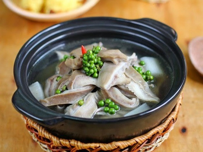 6. Dạ dày lợn, hồ tiêu trắng. Dùng 15g hồ tiêu trắng, 1 chiếc dạ dày lợn. Cho hồ tiêu đã nghiền nhỏ ướp cùng dạ dày lợn và ninh nhỏ lửa. Ăn 3 ngày 1 lần. Món ăn bài thuốc chữa bệnh đau dạ dày dạng hàn. Ảnh: Sites.