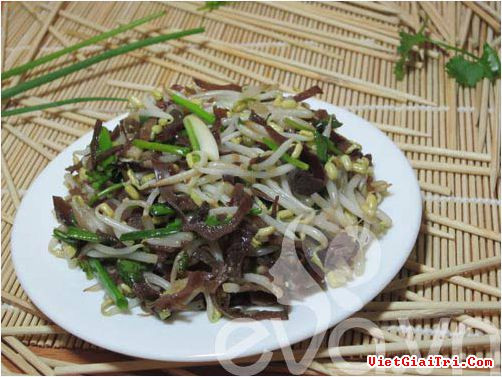 Cho mộc nhĩ vào xào qua rồi cho giá vào xào cùng. Thêm một ít dầu hào, gia vị vào, đảo đều liên tục thật nhanh tay. Giá chín tái vẫn còn độ giòn thì cho hành, rau mùi thái khúc vào. Rắc thêm ít hạt tiêu và nêm thêm ít hạt nêm cho vừa miệng. Ảnh: Vietgiaitri.com.