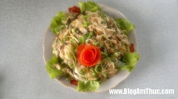 Phi thơm hành rồi cho củ cải vào đảo đều tay, nêm nước nắm, bột canh vào. Cho mộc nhĩ vào đảo đến khi thấy củ cải ngả màu vàng đậm thì nêm nếm lại. Cho hành hoa vào rồi tắt bếp. Ảnh: blogamthuc.com.
