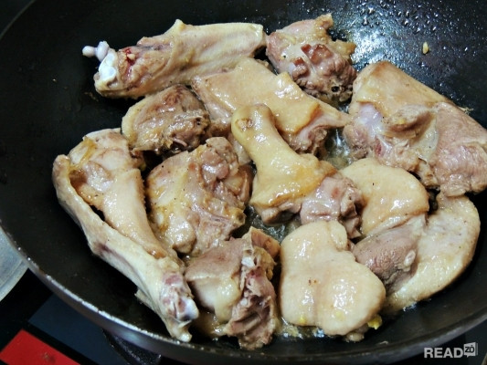 Mộc nhĩ cũng đem ngâm nước cho nở ra rồi cắt bỏ phần chân, rửa với nước sạch để ráo rồi thái sợi nhỏ. Thịt gà bóp với muối rồi rửa với nước cho sạch, để ráo nước thì thái miếng vừa ăn. Ướp thịt gà với chút muối ăn, tiêu. Dùng một nồi nấu canh cho chút dầu ăn vào đun nóng rồi cho hành khô vào phi thơm, cho thịt gà vào xào, đảo đều tay cho miếng thịt gà săn lại. Ảnh: 2monngonmoingay.net.