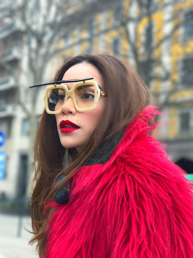 Trước đó không lâu tại chuyến đi Milan tham dự Tuần lễ thời trang Milan 2017, Hồ Ngọc Hà đã gây ấn tượng mạnh với một chiếc kính 2 màu mắt gọng vuông to bản. Ảnh: Tiin.