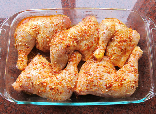 1. Món đùi gà nướng. Nguyên liệu: Đùi gà, nước tương, mật ong, tiêu xay, gừng, hành, tỏi băm, đầu hành. Gà rửa sạch và dội nước sôi, thấm khô, dùng tăm hoặc xiên nhọn xăm lên đùi gà. Trộn tất cả nước tương, mật và nước với nhau. Ướp đùi gà với hỗn hợp này càng lâu càng ngon và ít nhất cũng 30 phút. Nhúng đều 2 mặt, lật qua lật lại rồi để tủ lạnh. Ảnh: phunutoday.vn.