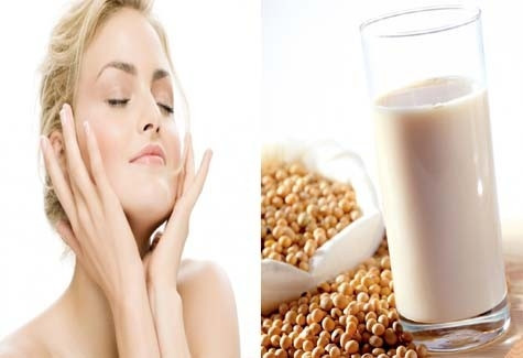 Xóa vết thâm, giảm mụn, giữ ẩm cho da: Dùng sữa đậu nành để rửa mặt hoặc đắp mặt nạ thư giãn. Thoa sữa đậu nành lên những vùng da sậm màu, sau đó mát-xa vùng da đó trong vòng 15 phút, rồi đem rửa sạch bằng nước ấm. Ảnh: tinnong.net.vn.