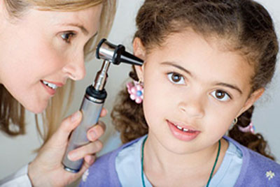 1. Viêm tai giữa, trị côn trùng chui vào tai: Lá hẹ rửa sạch giã nhuyễn, vắt lấy nước rồi nhỏ vào lỗ tai bị thối mỗi ngày vài lần đến khi khỏi. Nếu côn trùng chui vào tai cũng dùng cách này để đuổi ra. Ảnh: lazada.vn.