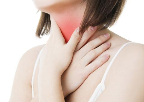 3. Đau họng: Hơ nóng một nắm hẹ, đem đắp vào phần trước cổ rồi lấy đồ băng lại. Khi hẹ nguội thì hơ tiếp 1 nắm hẹ khác thay vào. Làm nhiều lần sẽ thấy hiệu quả nhanh chóng. Có thể làm cách khác là giã nát lá và củ hẹ đắp vào cổ (không cần hơ nóng), băng lại cho khỏi rớt. Trong lúc đắp thì nhai củ cải, lá húng chanh và nuốt những ngụm nước. Ảnh: chuatriviemamidan.com.