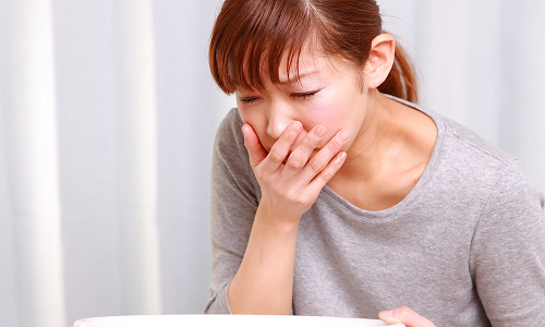 7. Cồn cào, buồn ói: 70g hẹ giã nhuyễn, vắt lấy nước, 20g gừng sống giã nhuyễn, vắt lấy nước, đem 2 thứ này hòa vào sữa tươi, hâm lên cho nóng rồi uống sẽ thấy kết quả ngay. Ảnh: nhakhoadongnam.com.