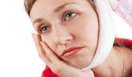 5. Đau răng: Lấy 1 nhúm rau hẹ (còn rễ), rửa sạch rồi giã nhuyễn, đắp vào chỗ đau. Mỗi lần đắp cách nhau 2 giờ. Ảnh: chuadaurawng.vn.