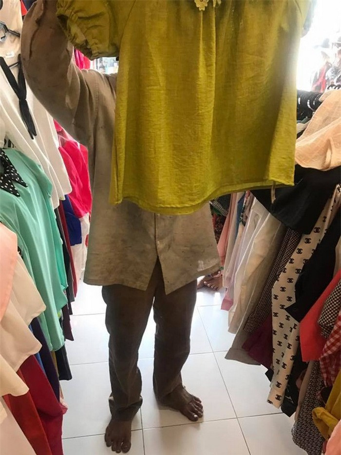 Một người đàn ông nghèo vật chất nhưng rất giàu tinh thần. Thấy nụ cười của người thân là ông đủ thấy hạnh phúc lắm rồi. Chỉ sau thời gian ngắn, nó đã nhận được gần 20 nghìn lượt like, hàng trăm lượt chia sẻ, bình luận và ngưỡng mộ tình cảm ấm áp của người đàn ông nghèo. "Cứ đâu phải có tiền mới có hạnh phúc, chỉ cần các ông chồng thế này là đủ", một facebooker bình luận. Ảnh: Phunu8.