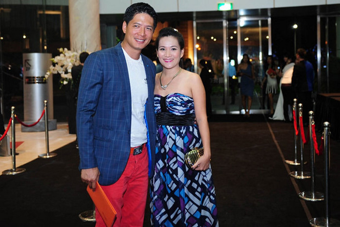 Bình Minh. Anh chia sẻ có thói quen tặng quà cho vợ vào những dịp đặc biệt, nhất là lễ Tết. Đối với anh, mỗi món quà chứa đựng sự yêu thương, quan tâm và thấu hiểu của anh muốn gửi đến bà xã của mình. Ảnh: Saostar.
