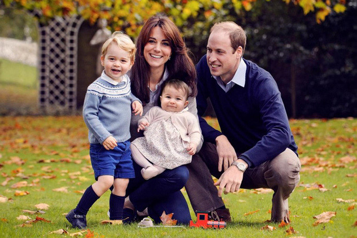 Hoàng gia Anh. Để ý những hình ảnh của gia đình Hoàng tử William và Công nương Kate, bạn sẽ thấy hoàng tử luôn luôn ngồi xuống ngang tầm con. Các chuyên gia giáo dục cho rằng, đây là một cách “làm bạn” để có thể lắng nghe tích cực lời nói của trẻ. Cách dạy con của vợ chồng Hoàng Gia Anh sẽ làm cho trẻ tự tin hơn, mạnh dạn hơn và bố mẹ con cái sẽ dễ dàng hiểu nhau hơn. Ảnh: VTV.