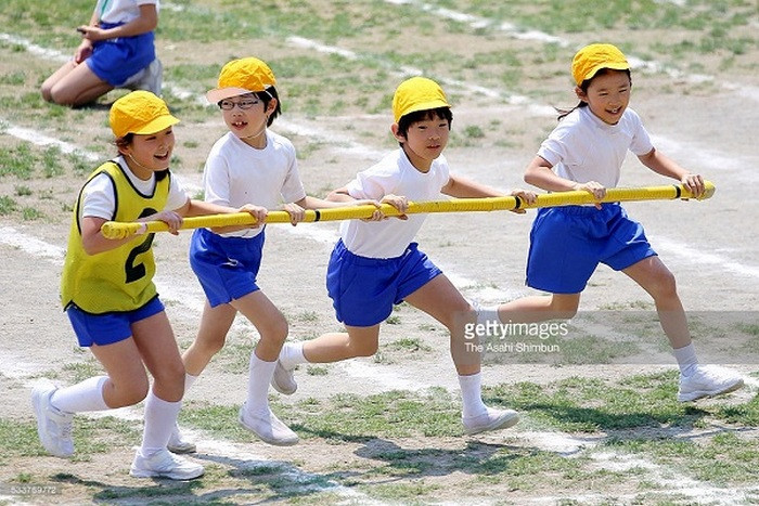 Trong các hoạt động trên trường học, hoàng tử không hề được đối xử đặc biệt hơn những học sinh khác. Cậu bé vô tư tham gia những hoạt động của trường, tuổi thơ của cậu không hề bị bó buộc như những đứa trẻ nhà giàu khác. Ảnh: Gettyimagines.
