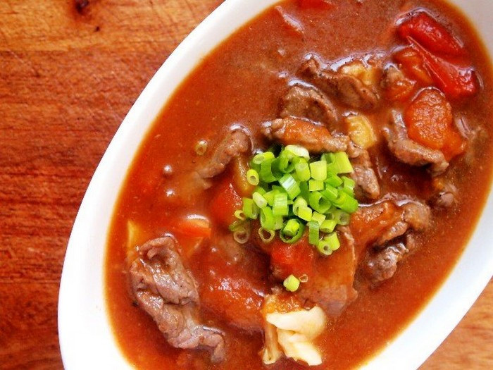 Cà chua. Cà chua 250g rửa sạch, thái miếng; thịt bò 100 g thái thành lát mỏng, ướp gia vị vừa ăn. Xào chung cà chua với thịt bò, ăn hằng ngày với cơm. Món này có tác dụng điều hòa chức năng gan, bổ máu, tăng cường chức năng tiêu hóa, có tác dụng hỗ trợ tốt trong quá trình điều trị viêm gan mãn tính bằng thuốc. Ảnh: Monngon.