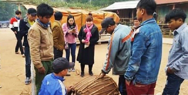 Nghi lễ “Đêm thả cửa tình yêu”. Người Ma Coong ở Quảng Bình có một nghi lễ tình yêu mang bản sắc riêng từ bao đời nay, đó là lễ hội đập trống hay còn gọi là “đêm yêu nhau”. Đây là đêm duy nhất trai gái, kể cả những người đàn ông, đàn bà đã có gia đình cũng được Giàng cho phép gắn kết nhau. Ảnh: VTCnews.