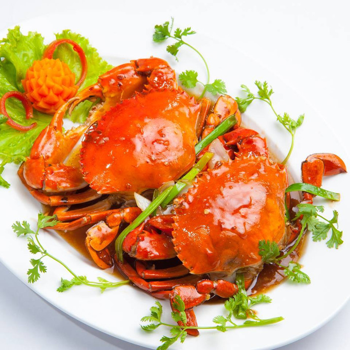 Lúc đó bạn cắt dây buộc và dễ dàng rửa sạch. Sau đó, cho cua vào nồi luộc lượng nước vừa đủ. Và chỉ luộc trong khoảng 10 phút (kể từ khi nước sôi), cua vừa chín là được (vỏ cua sẽ có màu đỏ). Ngoài ra khi luộc nên để ngửa cua thì nước ngọt sẽ đọng lại trong mai cua. Ảnh: vihasa.vn.