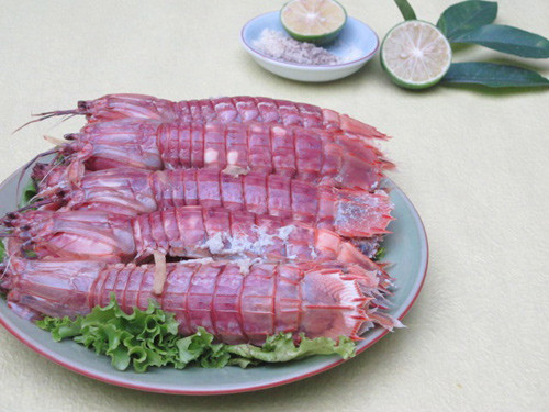 2. Bí quyết hấp bề bề ngon ngọt, giữ nguyên chất dinh dưỡng: Đổ 1 lon bia vào nồi hấp. Để vỉ hấp lên sao cho bia không chạm đến vỉ hấp. Ảnh: Eva.vn.