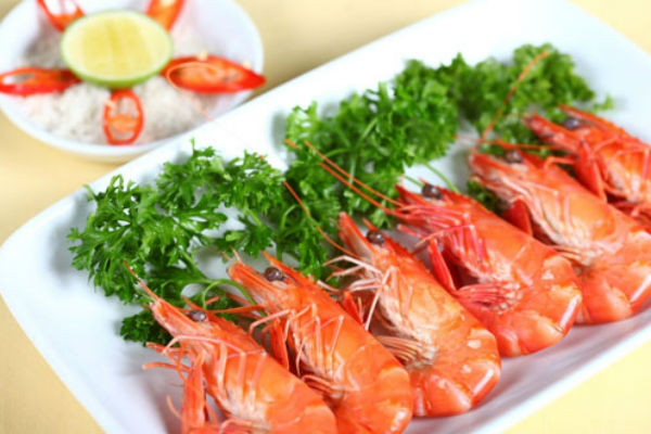 3. Bí quyết hấp tôm ngon: Đun một nồi nước sôi, thêm 45g muối và cho tôm vào luộc 5 phút hoặc cho đến khi tôm co lại, chuyển sang màu cam đỏ là được. Ảnh: danviet.vn.