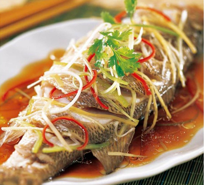 4. Bí quyết hấp cá ngon: Cá sơ chế sạch, ướp với một chút muối và rượu trắng cho thấm mặn, bớt tanh. Sau đó khứa những đường chéo khắp lưng và nhồi tỏi vào trong bụng cá. Đặt đĩa cá có lòng sâu và cho vào nồi hấp, hấp trong khoảng 10 phút, sau đó đổ hết nước cốt tiết ra từ cá rồi tiếp tục hấp thêm 10 phút nữa. Ảnh: phunutoday.vn.