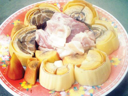 Phi thơm dầu ăn, cho thịt heo ướp vào đảo đều, khi miếng thịt vừa chín thì cho lượng nước dùng vừa đủ cùng vài lát ớt tươi vào, vặn lửa nhỏ lại. Khâu cuối cùng, cho bắp chuối vào, đun sôi, nêm nếm lại gia vị cho vừa ăn, rắc thêm chút tiêu bột cay cay rồi tắt bếp, múc ra tô và thưởng thức. Ảnh: amthuc365.com.