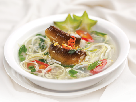 Phi thơm hành tỏi, cho lươn vào xào, thêm ớt và ngò gai, tiêu. Thêm 0,5 lít nước vào nước luộc lươn nấu cho sôi, cho lươn vào nấu sôi trở lại, thêm lá lốt, tắt bếp. Ảnh: sotaydaubep.net.