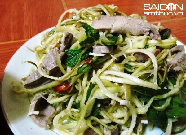 Để cho thau gỏi thơm ngon hơn nên nêm một ít gia vị kèm như ớt chín chẻ đôi xắt mỏng, hành hương lột vỏ phi vàng, mè hoặc đậu phụng rang, ít rau thơm xắt nhỏ. Chấm với nước mắm chanh tỏi ớt. Ảnh: ihay.thanhnien.vn.