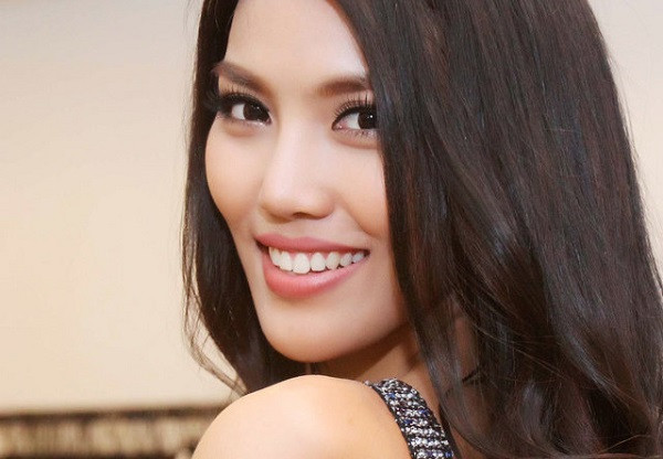 3. Tóc dài: Để khuôn mặt trông thật thon gọn và hài hòa, các bạn nữ nên lựa chọn một mái tóc thẳng tự nhiên, suôn dài. Bạn lưu ý đừng bao giờ ép thẳng tóc, vì khi đó tóc sẽ bị xẹp xuống còn mặt sẽ trông như bị sưng lên. Thay vào đó, bạn nên sử dụng máy uốn nhiệt, tạo một số gợn xoăn nhẹ để khiến nó bồng bềnh hơn. Ảnh: nguyenthang.com.vn.