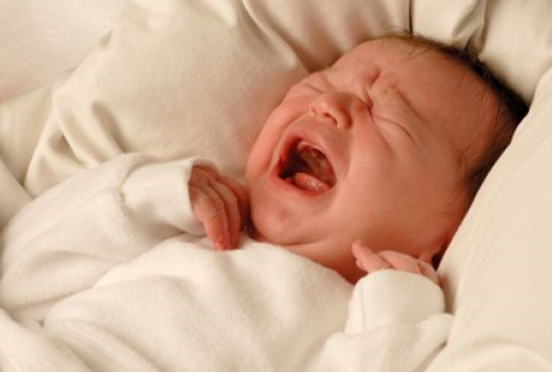 2. Trẻ quấy khóc, hay dễ nổi cáu. Bé không chơi như bình thường bởi cơ thể bé mệt mỏi, muốn nghỉ ngơi, bé bứt rứt trong người, ăn uống không tốt. Ảnh: Sonno.bimbi.com.