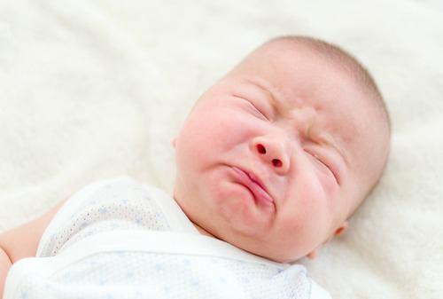 5. Ngủ lơ mơ. Mắt bé khỏe mạnh khi ngủ sẽ nhắm chặt cả hai, nhưng khi cơ thể mệt mỏi, mắt không linh hoạt, hai mắt ngủ chập chờn, hay tỉnh giấc, vặn mình. Ảnh: Namyang.com.vn.