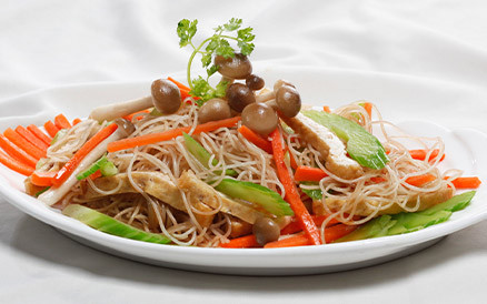 Khi thịt săn mặt thì thêm cà rốt, cải bắp thái nhỏ vào đảo chung khoảng 1 phút. Thêm bún khô và 50ml nước vào đảo chung, xào đến khi nước cạn và bún chín thì nêm lại gia vị cho vừa ăn là xong. Ảnh: nguyenhien.info.