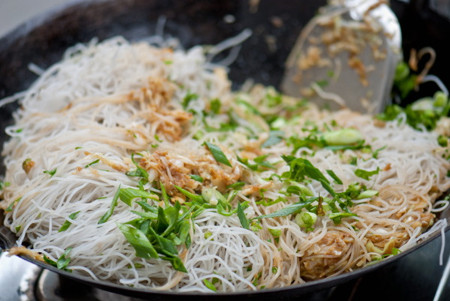 Cho 3 muỗng dầu ăn vào chảo đun nóng, thêm hành hương vào xào thơm. Tiếp đó cho thịt lợn vào đảo ở lửa lớn để thịt được chín mềm và không ra nước. Trong lúc xào thịt bạn nêm một ít muối, hạt nêm, hạt tiêu cho ngấm gia vị. Ảnh: meamthuc.com.