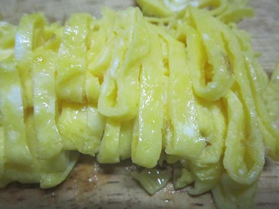 2. Bún khô xào trứng. Nguyên liệu: Bún khô, trứng gà, cà rốt, hành lá. Bún gạo khô ngâm rửa nước cho bún mềm sau đó cho vào nồi luộc chín. Trứng đập ra bát sau đó tráng thật mỏng và thái sợi dài rồi để riêng. Ảnh: toinayangi.vn.