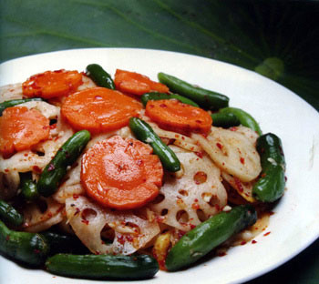 Trộn tất cả các loại rau lại và cho vào 30g muối, 2 muỗng cà phê đường trộn đều, để hỗn hợp nghỉ 30 phút. Sau đó vớt ra để ráo, nước ngâm đổ đi không dùng. Cho rau củ để ráo vào hũ thủy tinh và chế hỗn hợp giấm đường vào, đậy kín nắp, sau một ngày là có thể dùng. Ảnh: VietQ.vn.